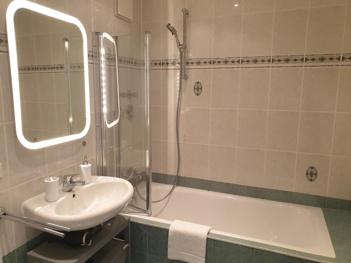 Apartment Saxonia De Luxe: Modern 2-room With Parking In *